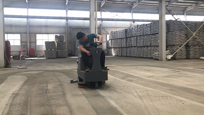 駕駛式洗地機在倉庫水泥地面上使用